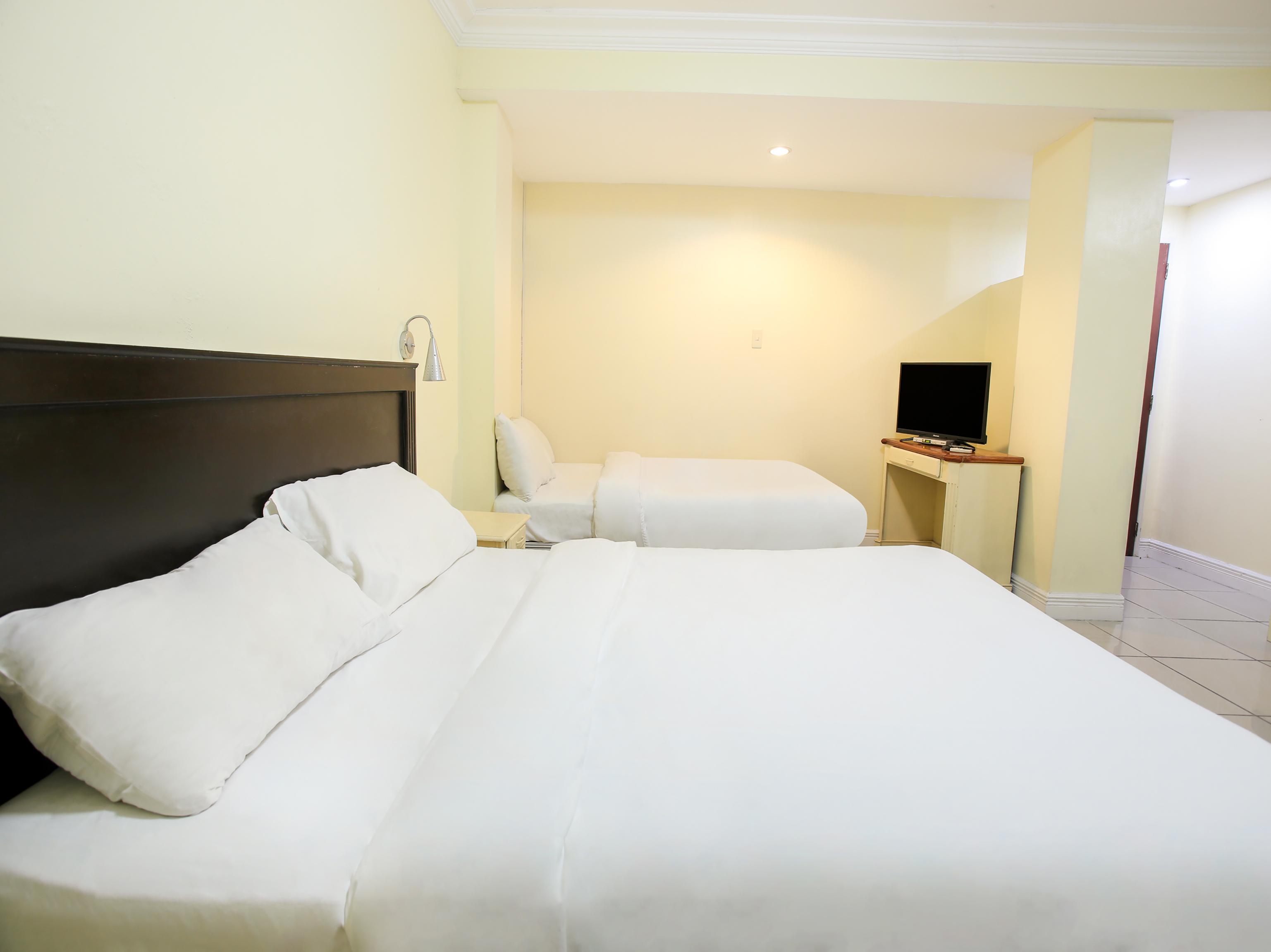 Hotel Euroasia By Bluebookers Angeles Exterior photo
