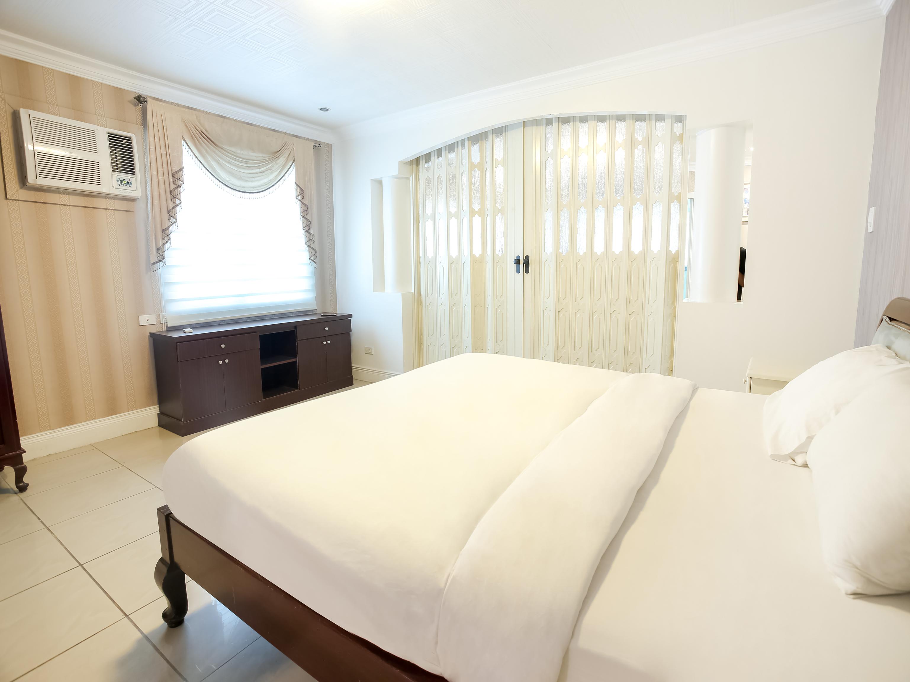 Hotel Euroasia By Bluebookers Angeles Exterior photo