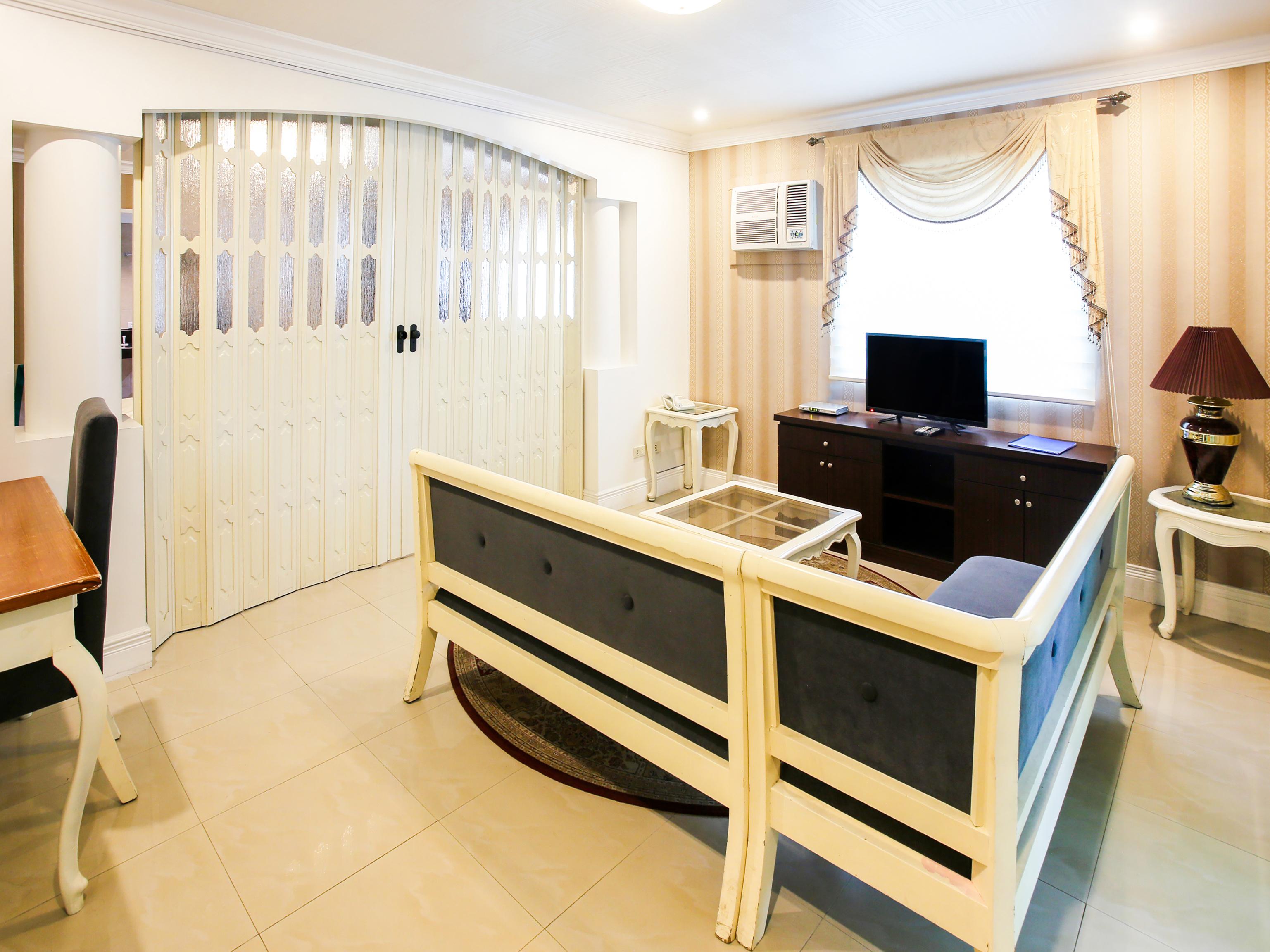 Hotel Euroasia By Bluebookers Angeles Exterior photo