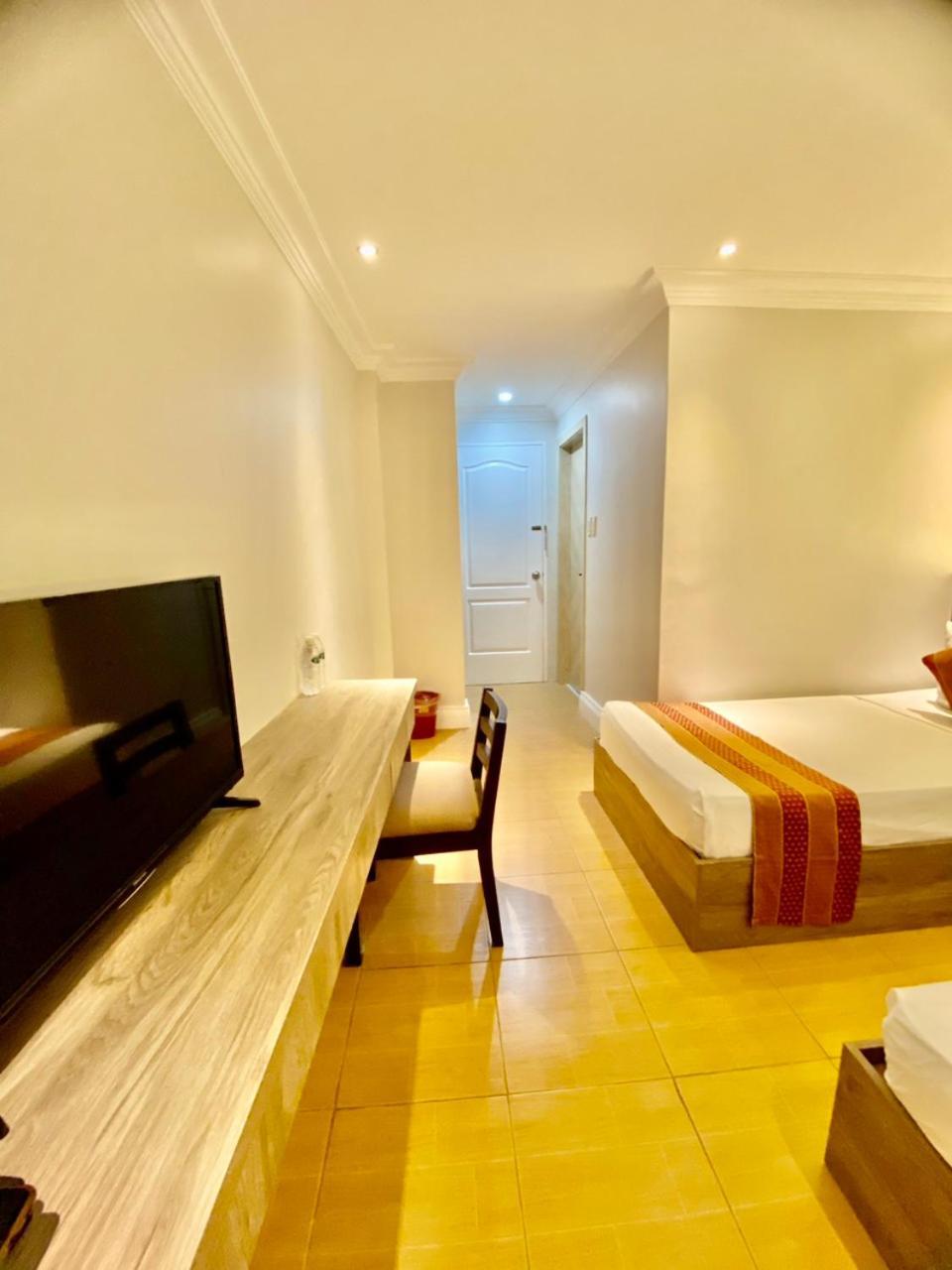 Hotel Euroasia By Bluebookers Angeles Exterior photo